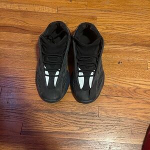 yeezy 700 V3 glow inna dark